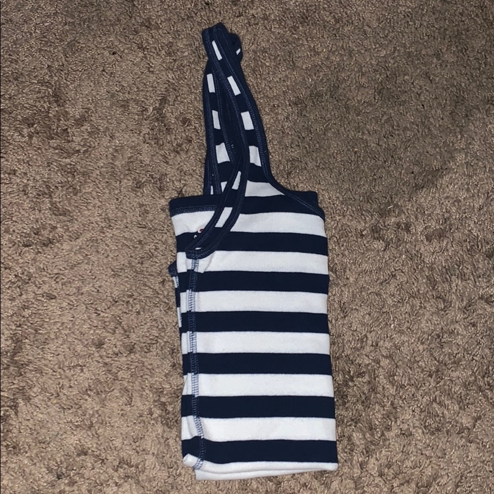 Hollister tank top. 💙🤍